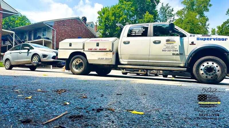 A marked apartment parking lot under a 502 Towing & Recovery enforcement program